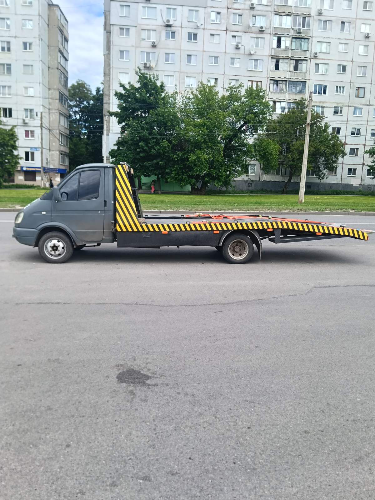 Авто на платформі евакуатора